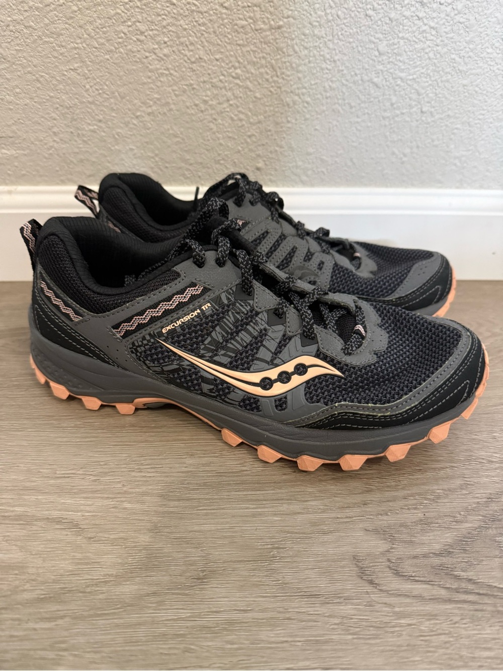 Saucony Women's Black & Peach Excursion Trail Runners